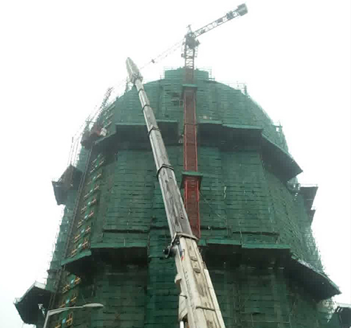 黔东南吊车在工地上作业